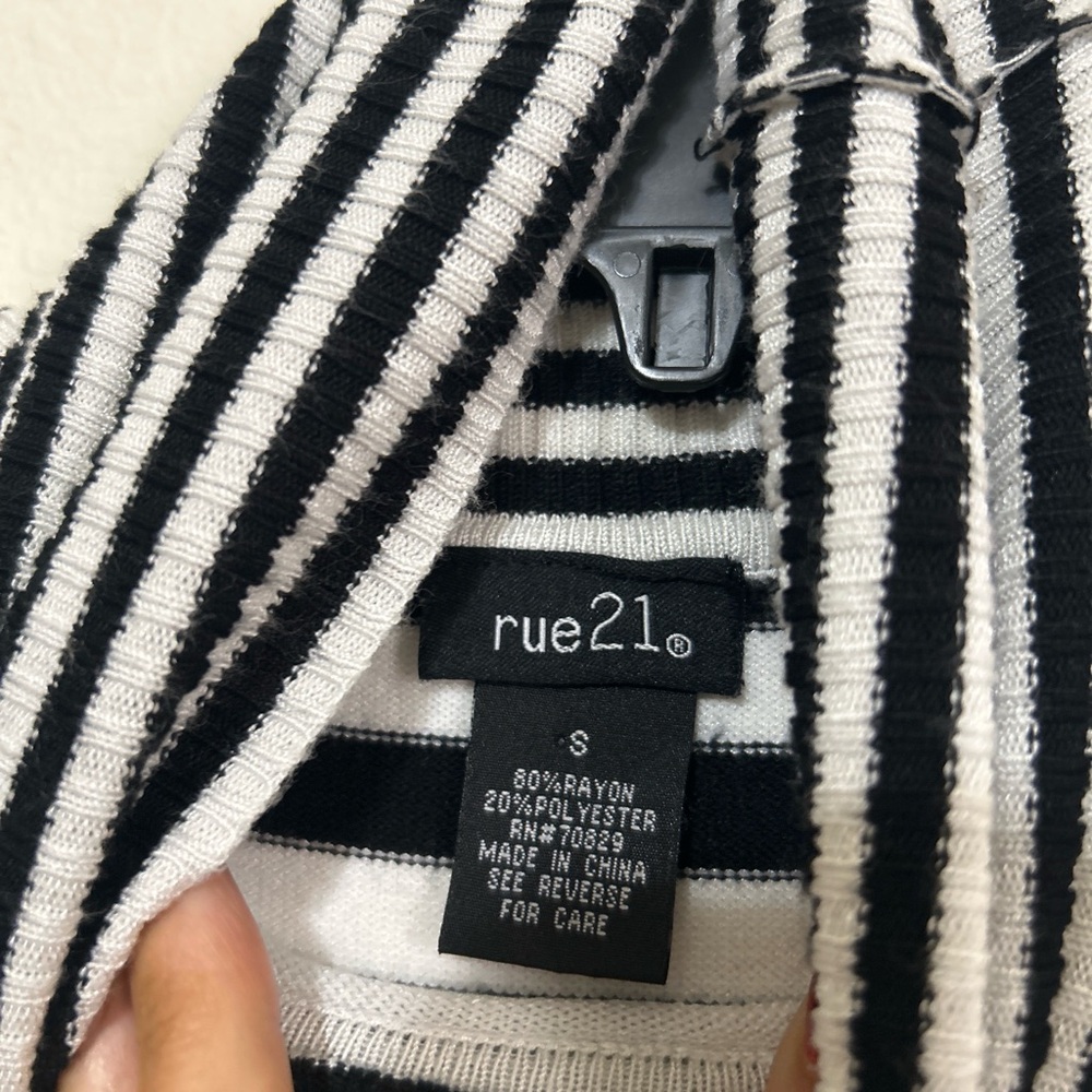 rue21 Striped Short Sleeve Turtleneck Knit Tunic Sweater Top - Size S - Picture 2 of 7